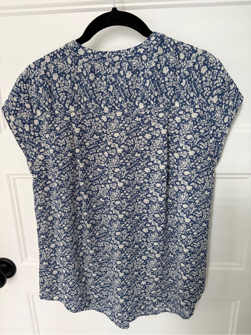 Monday Fun Blue and White Floral V-Neck Blouse sz M - Picture 4 of 4